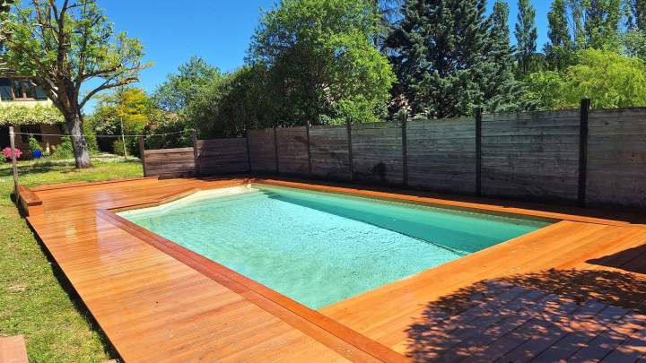 Bord de piscine en bois près de Castres