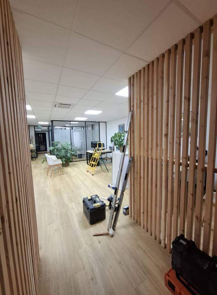 Intérieur de maison en bois près de Castres