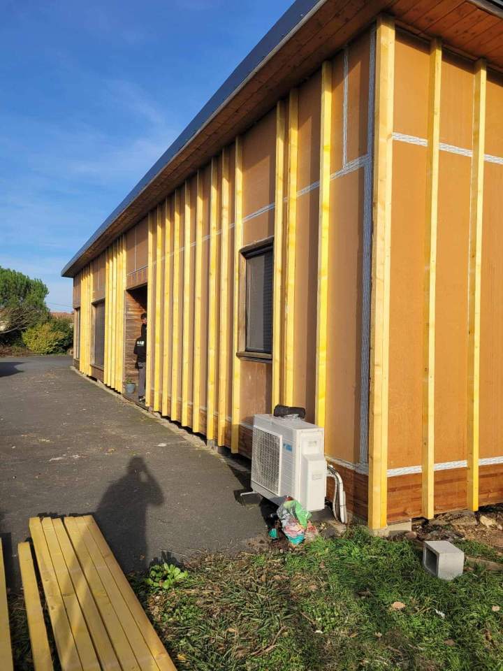 Pose de bardage en bois pour une meilleure isolation